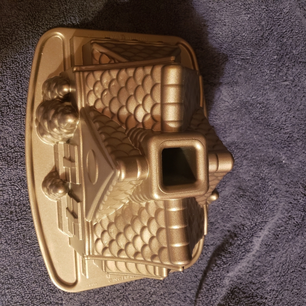 NWOT Nordic Ware Gingerbread House Cake Mold Christmas Cottage 10”x8”x6” - Picture 2 of 6